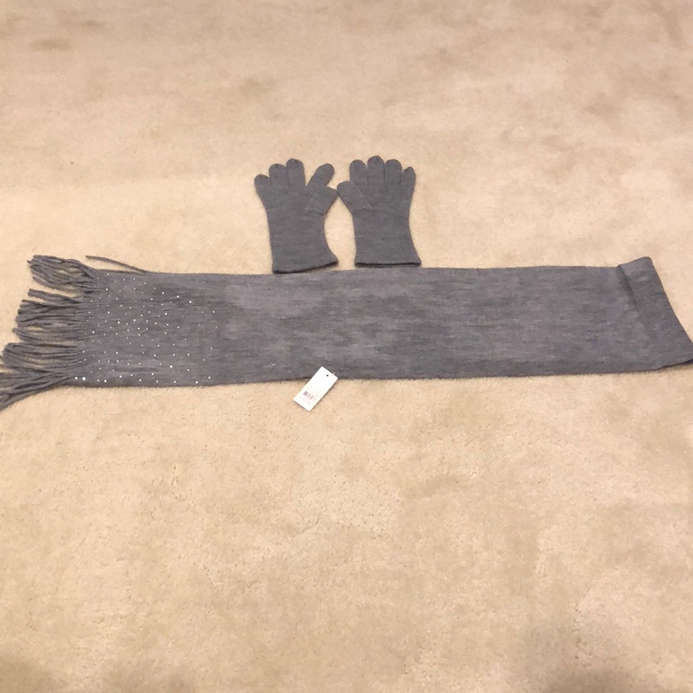 Women’s NY & C scarf and matching gloves